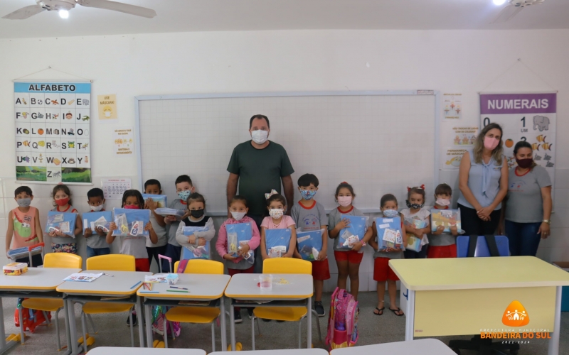  ENTREGA PARCIAL DOS KITS DE MATERIAIS ESCOLARES 