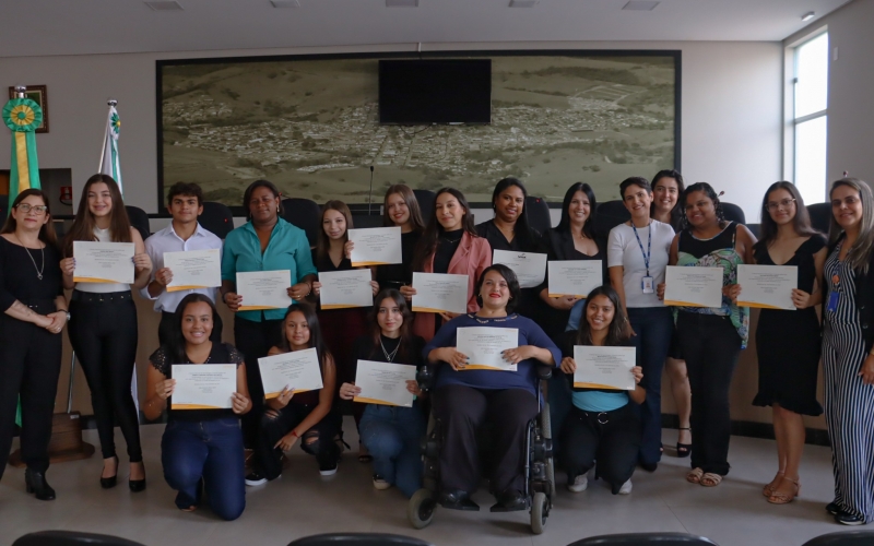  Entrega de certificados do Curso  de Assistente Administrativo 