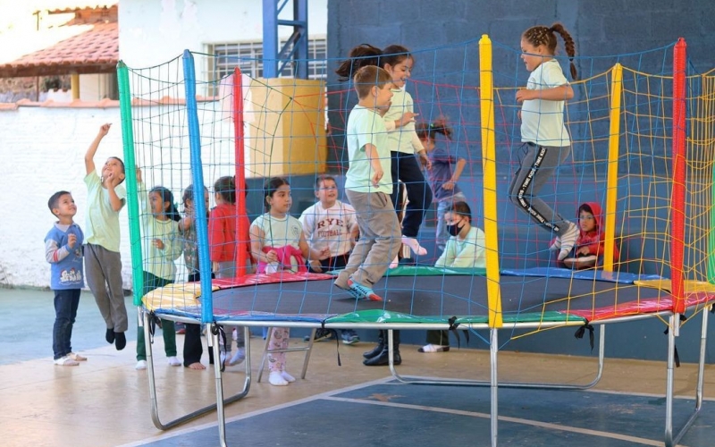 FILAS DE ALEGRIAS SE FORMARAM NA ESCOLA ADELAIDE DURANTE ESTA TERÇA-FEIRA. E A PARTIR DE AGORA TODOS OS DIAS!