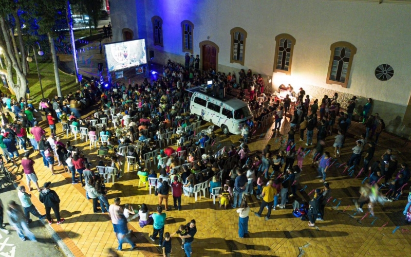 CINEMA NA PRAÇA