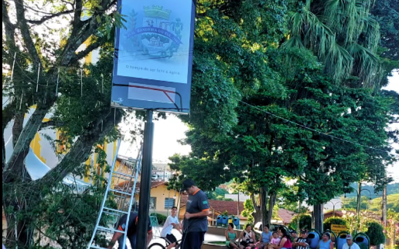 O relógio da praça voltou à vida! 